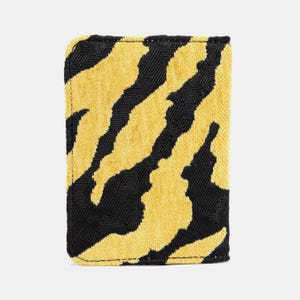 Peut inclure: Un portefeuille en tissu ray&eacute; jaune et noir avec une fermeture &agrave; glissi&egrave;re.