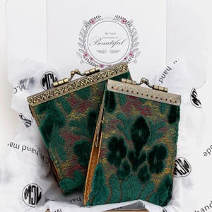 Carteira com 11 e 17 compartimentos para cartão - Carteira de carpete costurada à mão - Bolsa de identificação com fecho Kiss Lock vintage - Porta-cartões com fecho - Presente para ela - Pronto para presentear - Veludo verde jade
