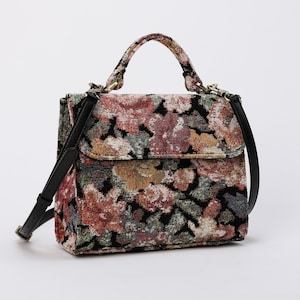 Bolso de mano artesanal con asa superior, bandolera con solapa y diseño floral en rosa.