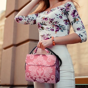Bolso de mano artesanal con asa superior, bandolera con solapa frontal y bandolera color rosa Queen Rose