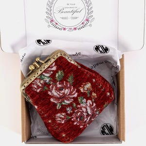 Monedero de alfombra cosido a mano - Monedero vintage con doble cierre de beso - Bolso tipo sobre con cierre de bola - Regalo para ella - Listo para regalar - Rose Trail Red