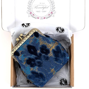 Monedero de alfombra cosido a mano, billetera vintage con cierre de doble beso, bolso tipo sobre con cierre de bola, regalo para ella, listo para regalar, terciopelo desgastado azul marino