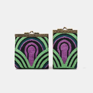 Cartera con 11 y 17 ranuras para tarjetas - Cartera de alfombra cosida a mano - Estuche vintage con cierre de beso para identificación - Tarjetero con cierre - Regalo para ella - Listo para regalar - The Shining Room 237