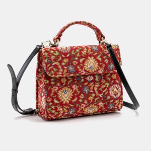 Bolso de mano artesanal con asa superior, bandolera con solapa frontal y bandolera de color rojo oriental.