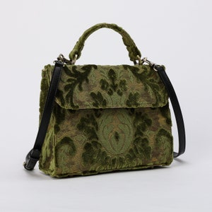 Bolso de mano artesanal con asa superior, bandolera con solapa frontal y bandolera de terciopelo desgastado color verde helecho.