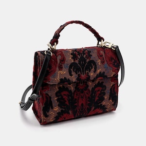 Bolso de mano artesanal con asa superior, bandolera con solapa frontal y acabado en terciopelo desgastado color sephia.
