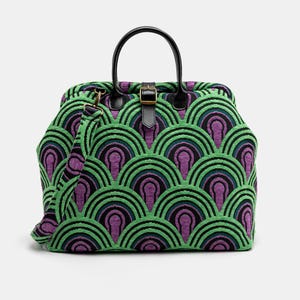 Puede incluir: Una bolsa de viaje de color verde y morado con asa de cuero negro y correa de hombro negra ajustable. La bolsa tiene un cierre de hebilla dorada.