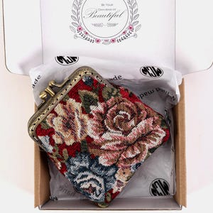 Monedero de alfombra cosido a mano, billetera vintage con cierre de doble beso, bolsa con cierre a presión de bola, regalo para ella, listo para regalar, rojo floral