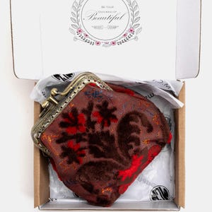 Monedero de alfombra cosido a mano - Monedero vintage con doble cierre de beso - Bolso tipo sobre con cierre de bola - Regalo para ella - Listo para regalar - Velvet Revival Scarlet