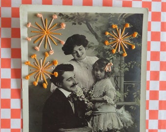 Carte postale vintage brodée en techniques mixtes, colorée, romantique, techniques mixtes, brocante