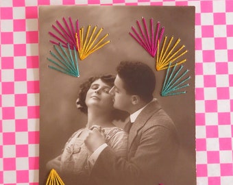 Gestickte Mixed-Media-Vintage-Postkarte, bunt, romantisch, Mixed-Media, Brocante