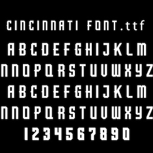 K&ouml;nnte beinhalten: Ein Alphabet in wei&szlig;er Schrift, mit Gro&szlig;buchstaben, Kleinbuchstaben und Zahlen, auf schwarzem Hintergrund. Die Schriftart hei&szlig;t "Cincinnati Font.ttf".
