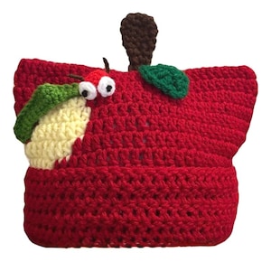 Peut inclure: Une pochette en crochet rouge en forme de pomme avec une tige marron sur le dessus, une feuille verte et un petit ver jaune aux yeux globuleux blancs sortant du côté. Le corps principal est fait de fil rouge avec un aspect texturé.