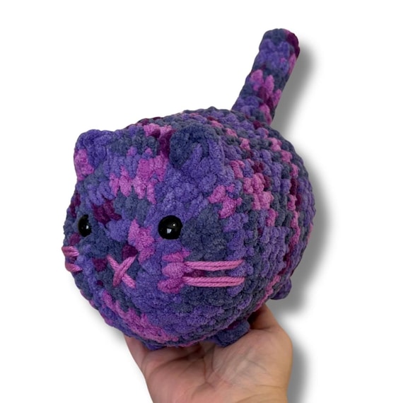 Peluche amigurumi de gato morado de ganchillo, gatito regordete