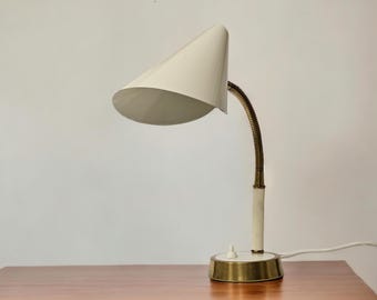 stara biała lampa stołowa