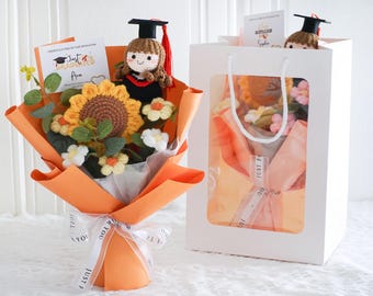 Ramo de crochet personalizado de graduación con muñeca personalizada / Regalo de graduación de preescolar para hija / Recuerdo floral eterno