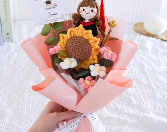 Ramo de crochet personalizado de graduación con muñeca personalizada / Regalo de graduación de preescolar para hija / Recuerdo floral eterno