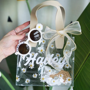Benutzerdefinierte Gänseblümchen Tasche für Blumenmädchen, Blumenmädchen Geschenk Tasche, personalisierte transparente Geschenktasche mit Band, Blumenmädchen Sonnenbrille, Brautjungfer Vorschlag