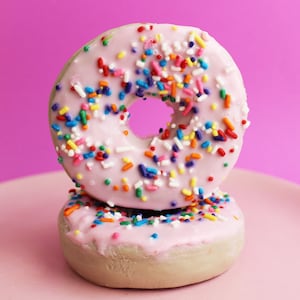 ドーナツソープ ストロベリースプリンクル - ドーナツソープ、食品用ソープ、スプリンクルソープ、ソープの記念品、ドーナツパーティーの記念品、ノベルティソープ、フェイクフードソープ、スパ
