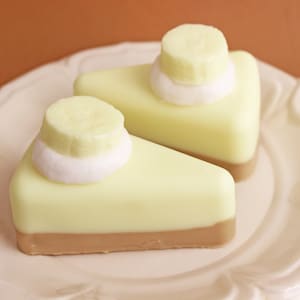 Banana Pie Soap Slice - mydło bananowe, mydło deserowe, mydło z imitacją jedzenia, mydło w kostce, mydło domowej roboty, realistyczne mydło spożywcze, mydło do ciast, upominki mydlane