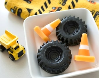 Juego de jabones de construcción: Neumático y cono, aroma a cereza negra.