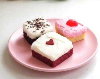 Jabón con forma de pastel: Jabón de postre glaseado, terciopelo rojo, fresa, chocolate.