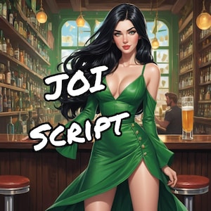 Puede incluir: Una mujer con un vestido verde se encuentra en un bar con una barra de madera y estantes con botellas detrás de ella. El texto "JOI SCRIPT" está superpuesto a la imagen.