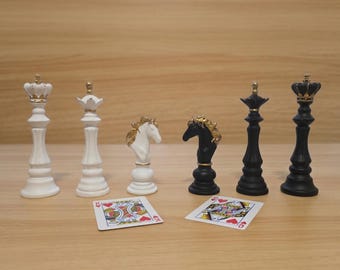 大型で荘厳な高級樹脂製チェスセット – キング、クイーン、ナイトの装飾 *カードは別売りです