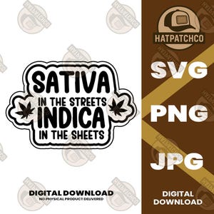 Op de afbeelding: Zwart-wit digitale download graphic met de tekst "Sativa in the streets, Indica in the sheets". Het ontwerp bevat cannabisbladeren en is beschikbaar in SVG-, PNG- en JPG-formaten. Het Hatpatchco-logo is ook zichtbaar.