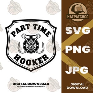 Könnte beinhalten: Schwarz-weißes Grafikdesign mit einer Angelrolle und gekreuzten Haken in einem Schild. Der Text lautet "PART TIME HOOKER". Das Bild enthält auch den Text "DIGITAL DOWNLOAD" und Dateitypoptionen: SVG, PNG und JPG.