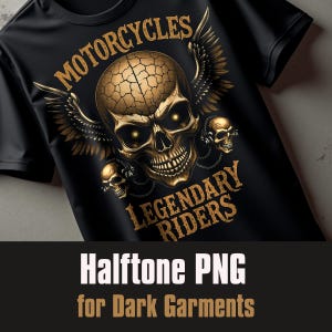 Peut inclure: T-shirt noir avec un motif de crâne doré ailé, les mots "MOTORCYCLES" et "LEGENDARY RIDERS". Le design comprend deux petits crânes et le texte "Halftone PNG for Dark Garments".