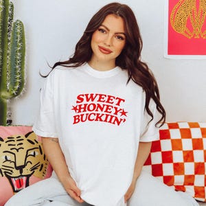 Koszulka SWEET HONEY BUCKIIN' - Koszulka unisex o dużej gramaturze, barwiona w masie