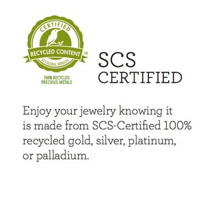 Peut inclure: L'image pr&eacute;sente un embl&egrave;me circulaire vert et dor&eacute; avec le texte "RECYCLED CONTENT" et "100% RECYCLED PRECIOUS METALS". Le texte "SCS CERTIFIED" est affich&eacute; sous l'embl&egrave;me. Le texte en dessous indique que les bijoux sont fabriqu&eacute;s &agrave; partir d'or, d'argent, de platine ou de palladium recycl&eacute; &agrave; 100 % certifi&eacute; SCS.