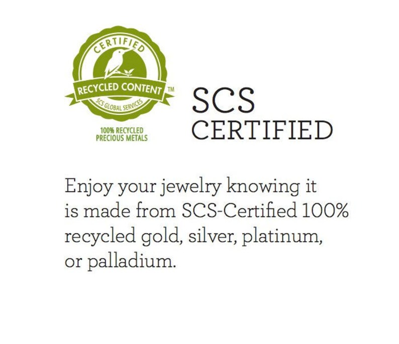 Peut inclure: L'image pr&eacute;sente un embl&egrave;me circulaire vert et dor&eacute; avec le texte "RECYCLED CONTENT" et "100% RECYCLED PRECIOUS METALS". Le texte "SCS CERTIFIED" est affich&eacute; sous l'embl&egrave;me. Le texte en dessous indique que les bijoux sont fabriqu&eacute;s &agrave; partir d'or, d'argent, de platine ou de palladium recycl&eacute; &agrave; 100 % certifi&eacute; SCS.