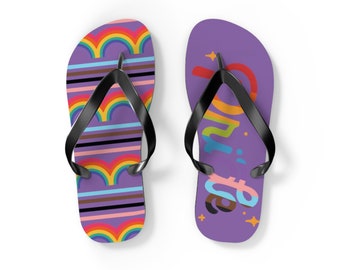 PRIDE Rainbow Wave Flip Flops – Walk with PRIDE, Schritt für Schritt – Lavendel, Gay, LGBTQIA+, Festival