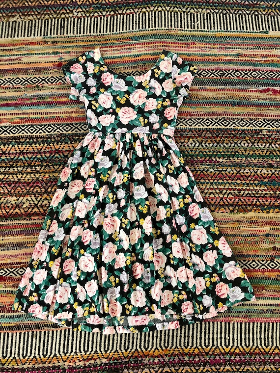 Pretty 1980’s vintage rose print dress. Size small