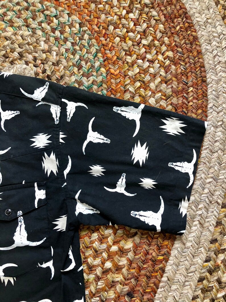 Unisex size largexlarge Awesome wranglers vintage 1980\u2019s90\u2019s western bull horn print snap shirt