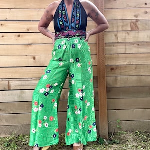 1970’s flower power vintage high waisted hippie/boho/disco polyester floral bellbottoms women’s size small/medium