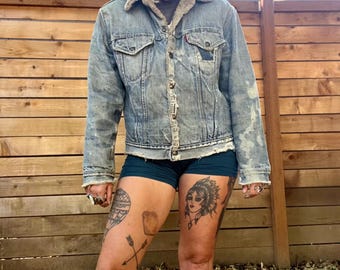 Chaqueta vaquera Levi's vintage de los años 80 con forro de borrego y aspecto desgastado, talla mediana/grande para hombre o mujer.