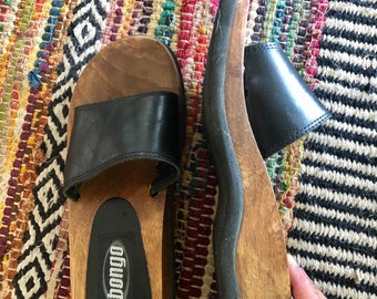 Y2K vintage wooden/leather Bongo clog slides. Women’s size 5