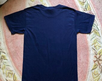 1980年代のヴィンテージアイロンプリントのネイビーブルーの紙製薄手T