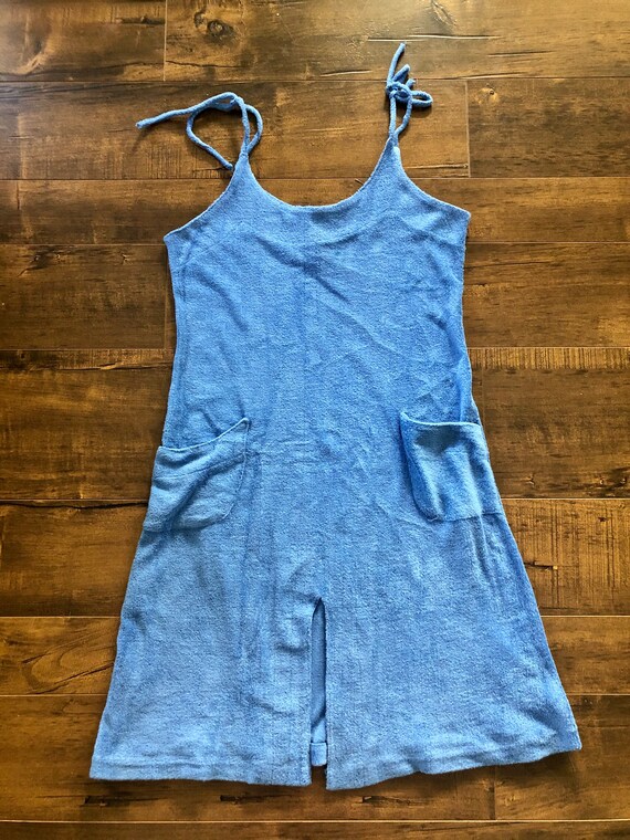 Adorable women’s vintage 1970’s terry cloth dress.