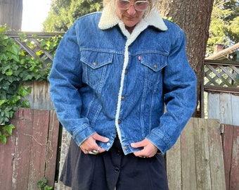 Levi’s 1980’s/90’s vintage jean denim sherpa lined trucker jacket mens or women’s size medium/ large ( 44 )