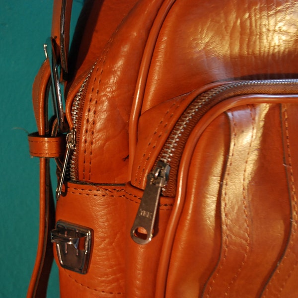 Hot leather shoulder bag..