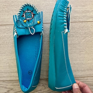 1990’s unbranded never worn deadstock vintage pig leather beaded moccasins women’s size 11