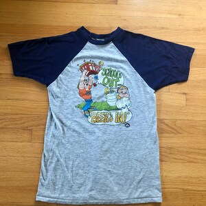 Vintage T-shirt 'Schools out BEERS in' uit de jaren 80. Maat heren/dames medium/groot