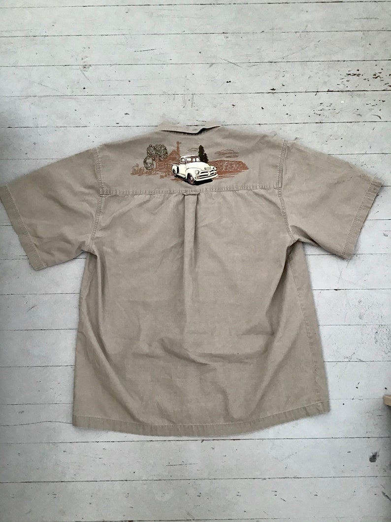 Size mediumlarge Men\u2019s vintage 1990\u2019s vintage car print button up shirt