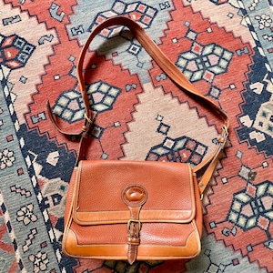 Borsa a tracolla in pelle color cuoio Dooney and Bourke vintage anni &#39;90, adatta a tutte le stagioni