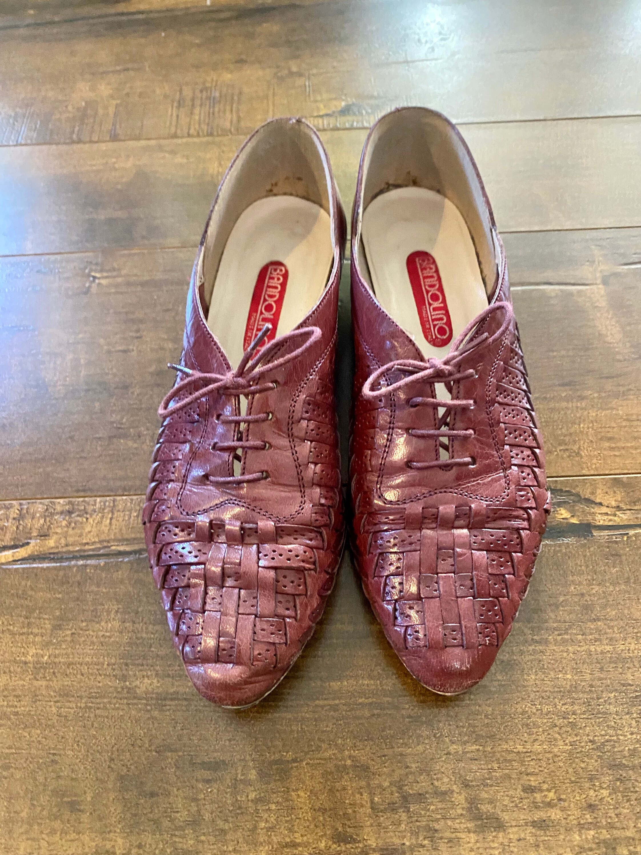 Chaussures Compensées Bandolino Taille 6 - Bout Ouvert, Sangle Boucle - Noir, Crème Et Rouge