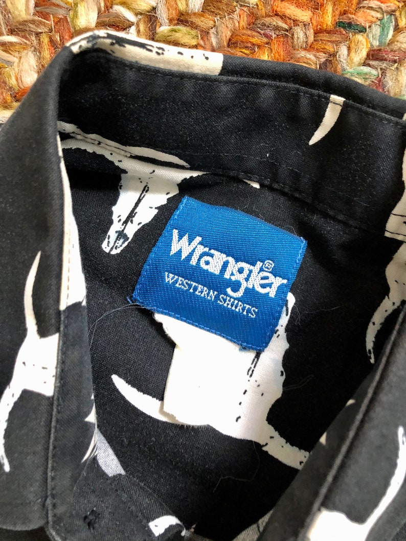 Unisex size largexlarge Awesome wranglers vintage 1980\u2019s90\u2019s western bull horn print snap shirt